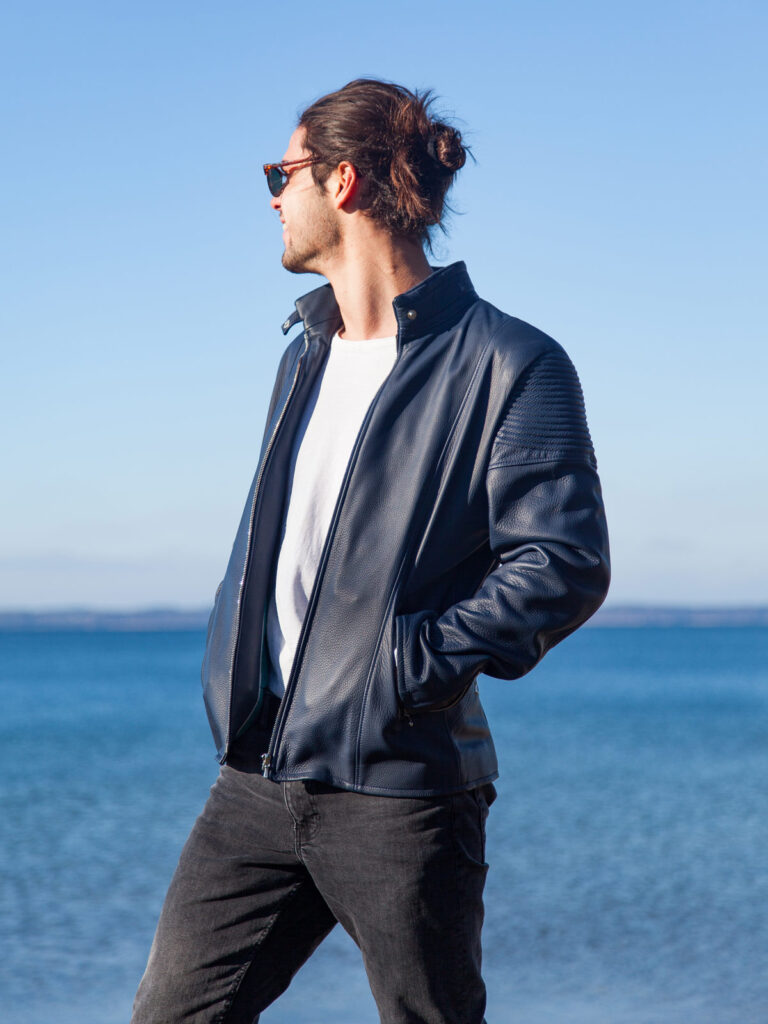 Model mit Lederjacke